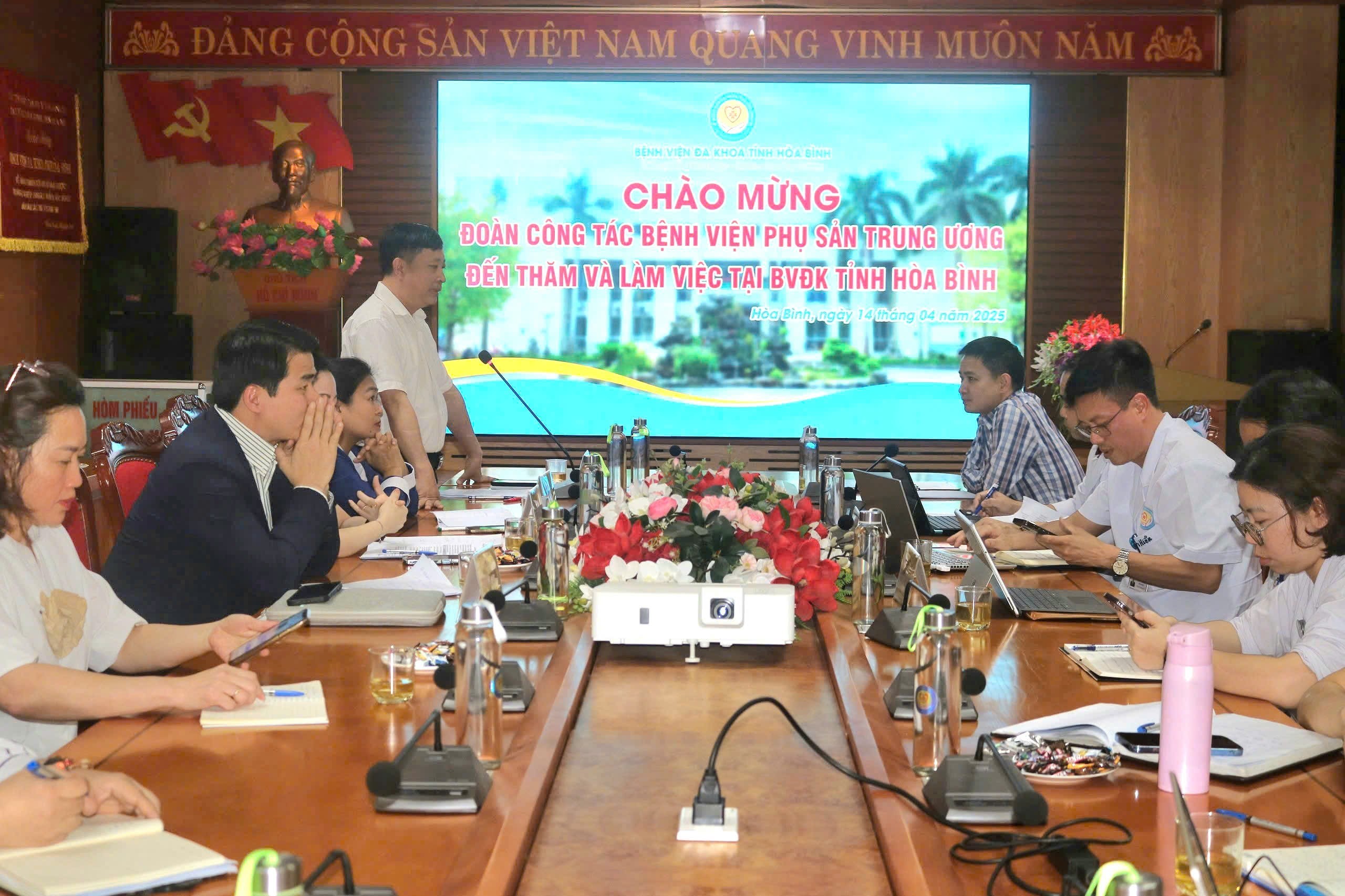  Đoàn công tác Bệnh viện Phụ sản Trung ương thăm và làm việc tại Bệnh viện Đa khoa tỉnh Hòa Bình