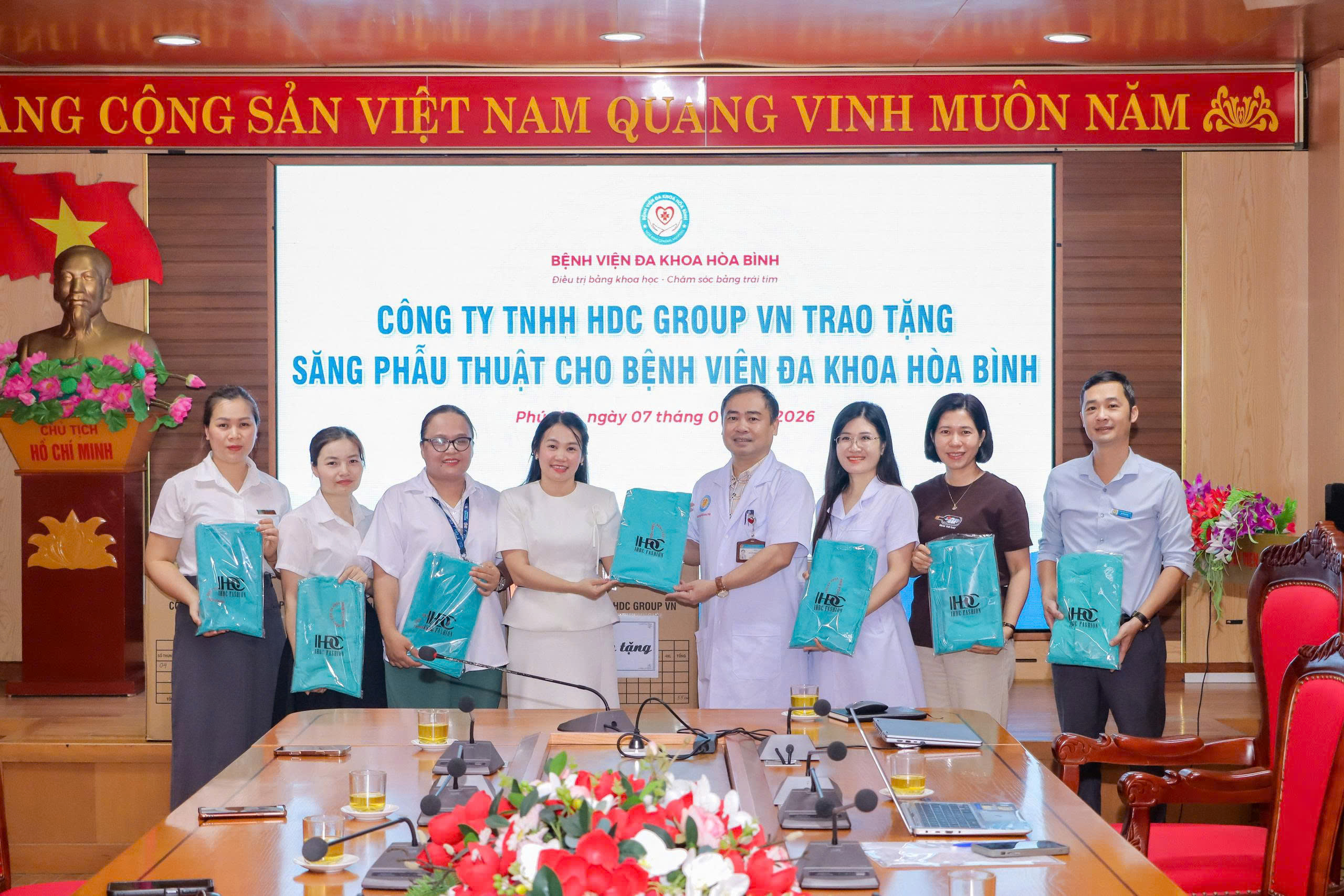  Công ty TNHH HDC Group VN trao tặng 220 săng phẫu thuật, đồng hành cùng công tác chuyên môn tại bệnh viện