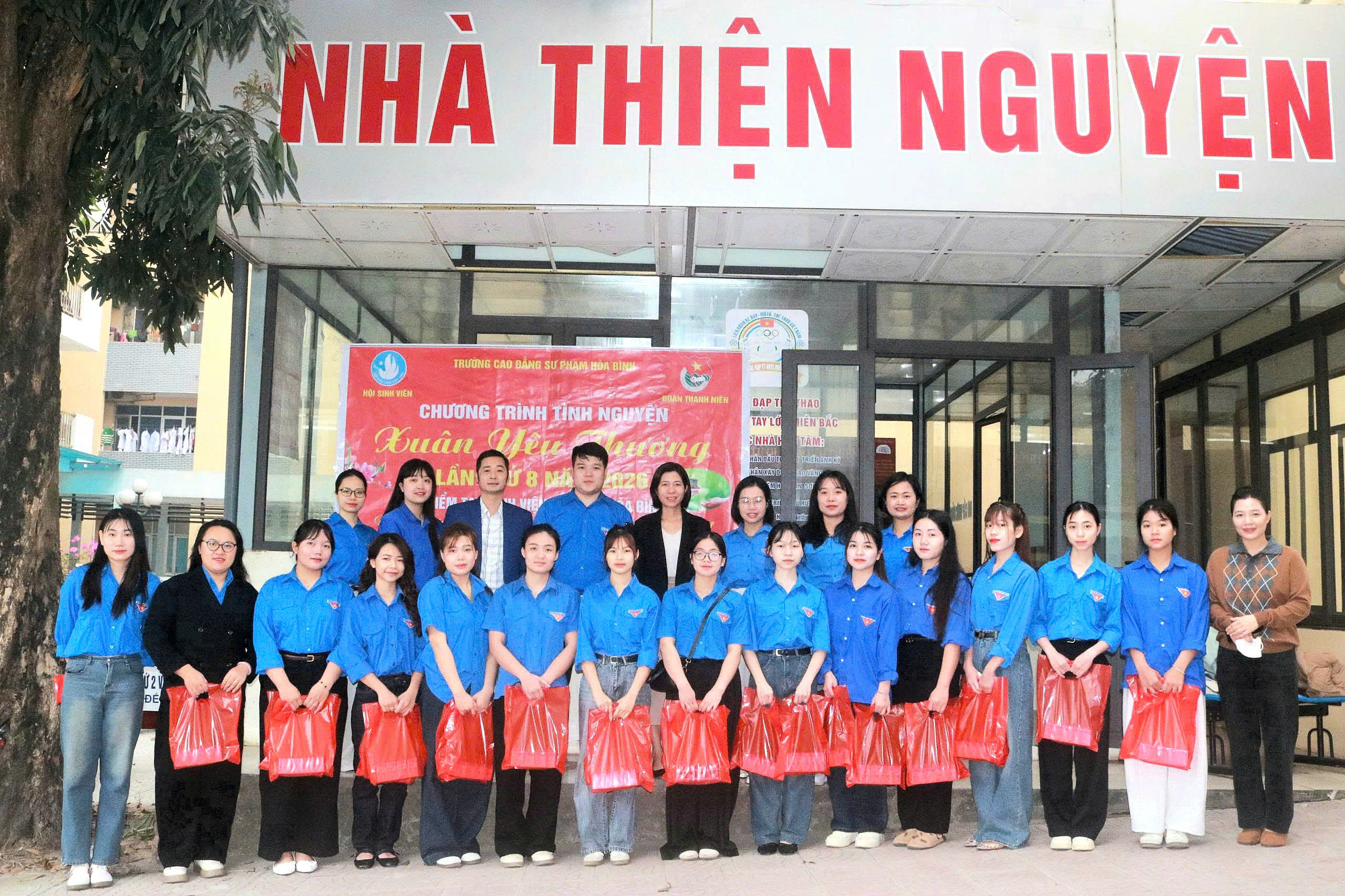  Trường Cao đẳng Sư phạm và nhóm các nhà hảo tâm trao quà tết cho người bệnh có hoàn cảnh khó khăn tại Bệnh viện Đa khoa Hòa Bình