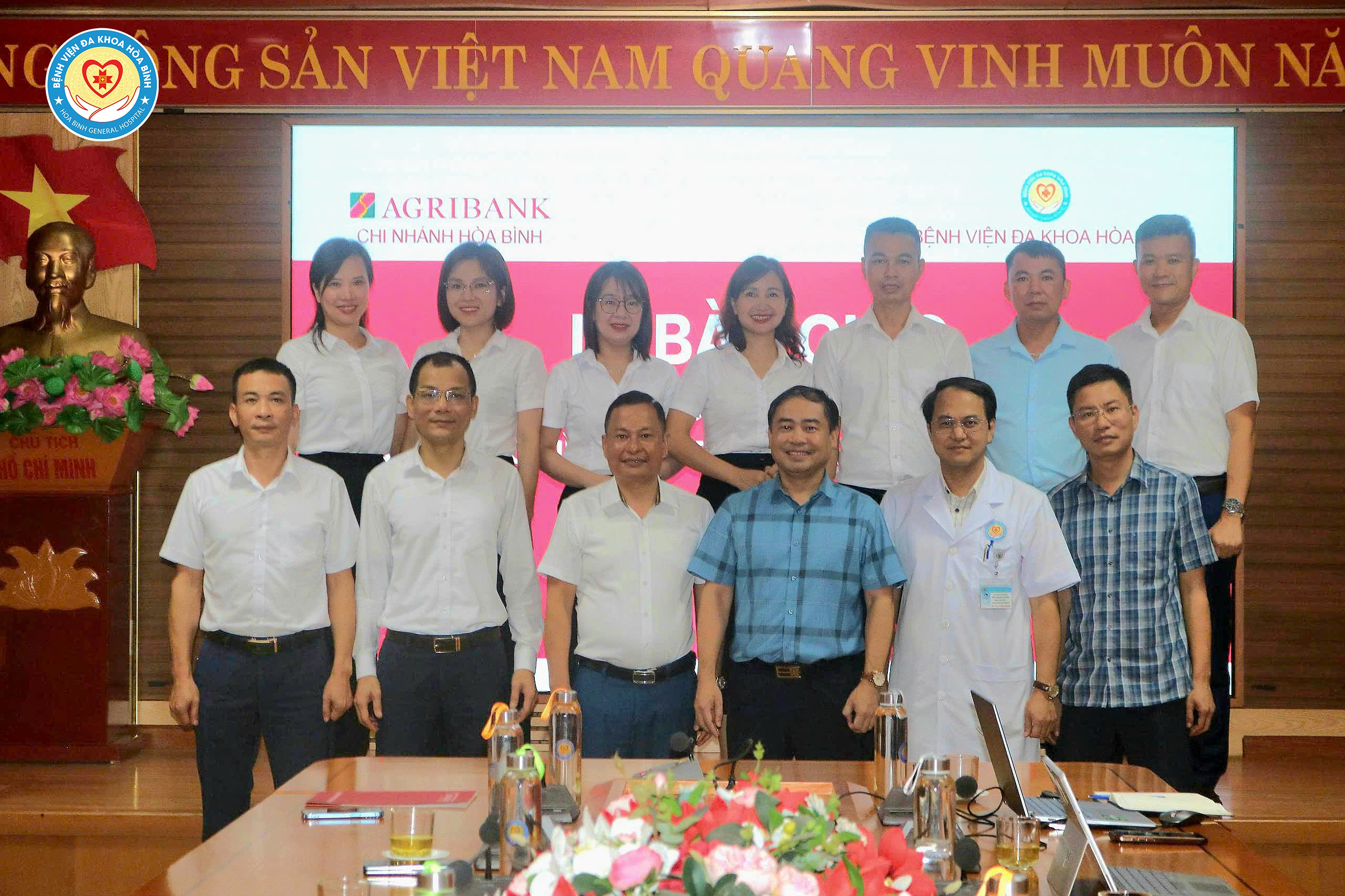  Bàn giao chính thức dịch vụ thanh toán không dùng tiền mặt tại Bệnh viện Đa khoa tỉnh Hoà Bình