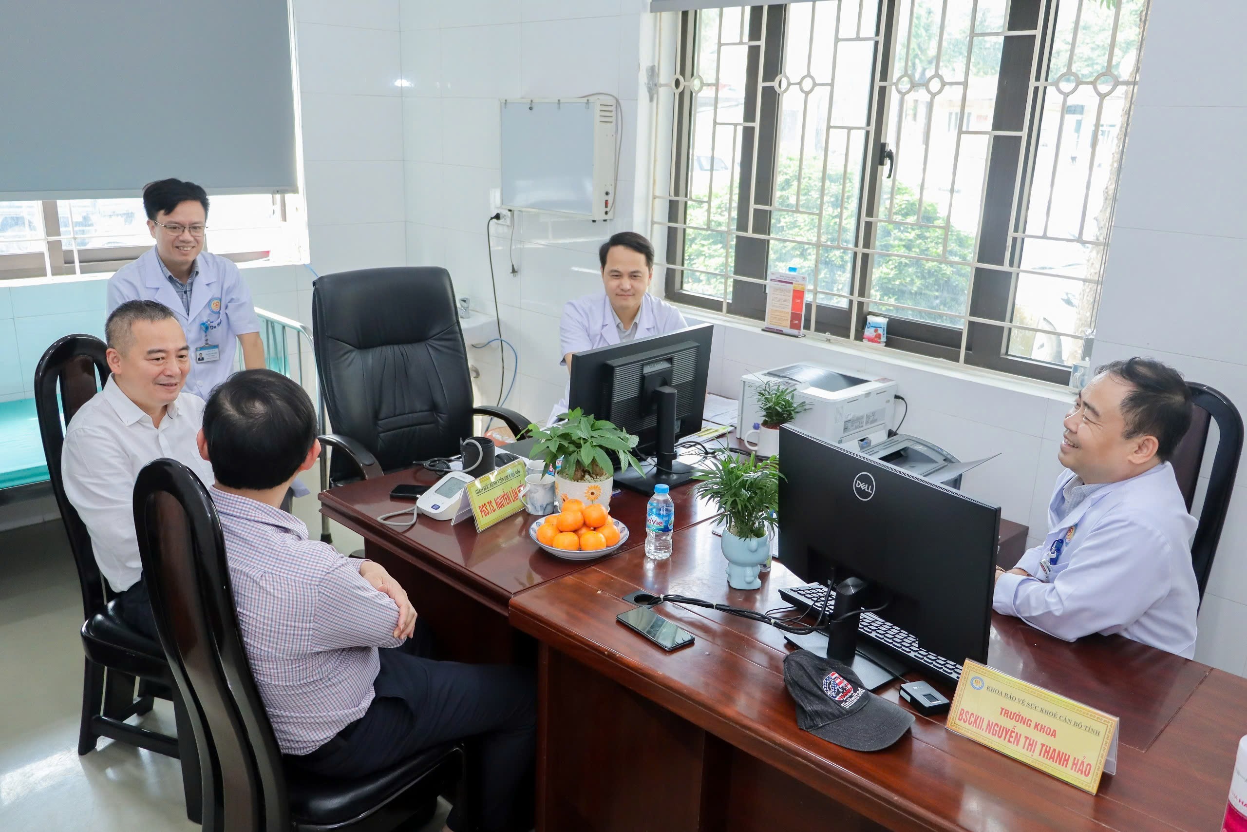  PGS.TS Nguyễn Lân Hiếu trực tiếp khám và kết luận sức khỏe định kỳ đợt I năm 2025 cho cán bộ tỉnh Hòa Bình 