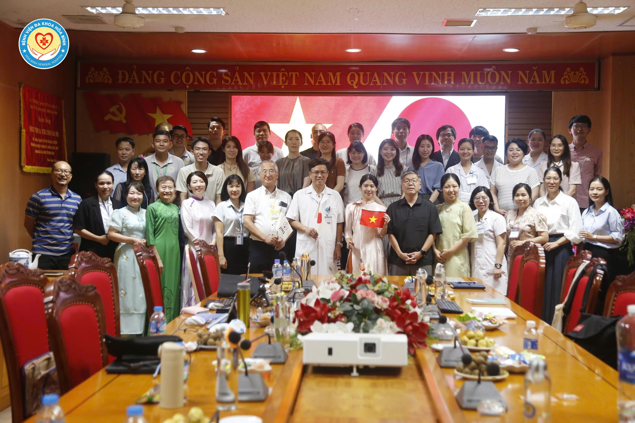  Đoàn công tác Viện An ninh Y tế Nhật Bản thăm và làm việc tại Bệnh viện Đa khoa Hoà Bình