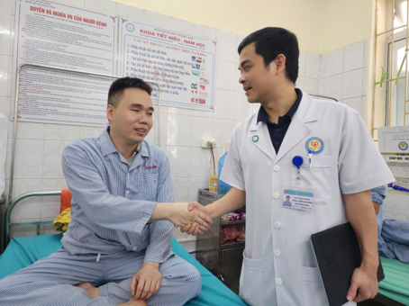  Người bệnh khiếm thị được thụ hưởng kỹ thuật tán sỏi hiện đại ngay tại địa phương - Thắp sáng niềm tin và hy vọng