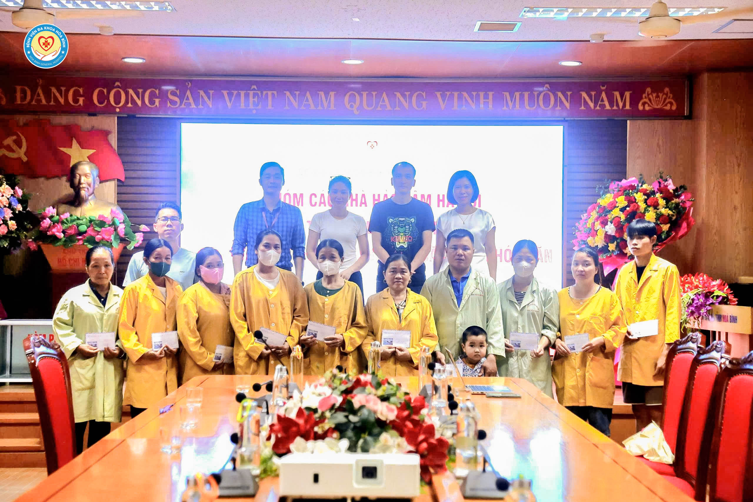  Trao tặng xe lăn và quà cho người bệnh có hoàn cảnh đặc biệt khó khăn tại Bệnh viện Đa khoa Hoà Bình