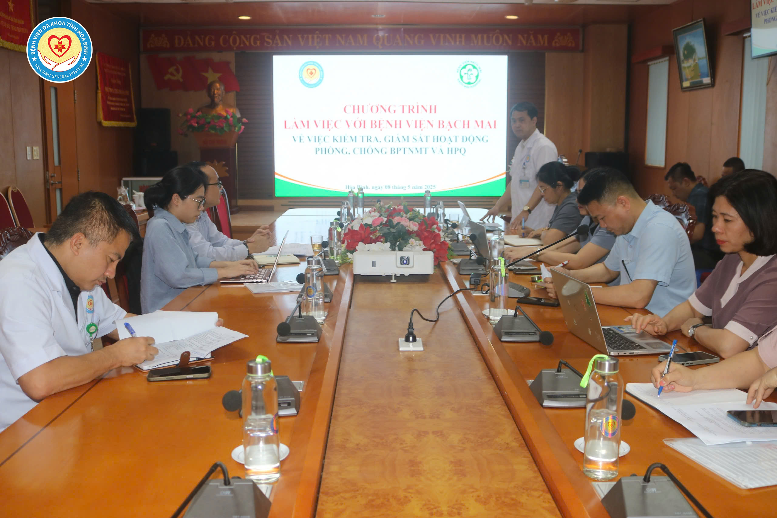  Đoàn công tác Bệnh viện Bạch Mai làm việc tại Bệnh viện Đa khoa tỉnh Hòa Bình về công tác phòng chống bệnh phổi tắc nghẽn mạn tính và hen phế quản năm 2025