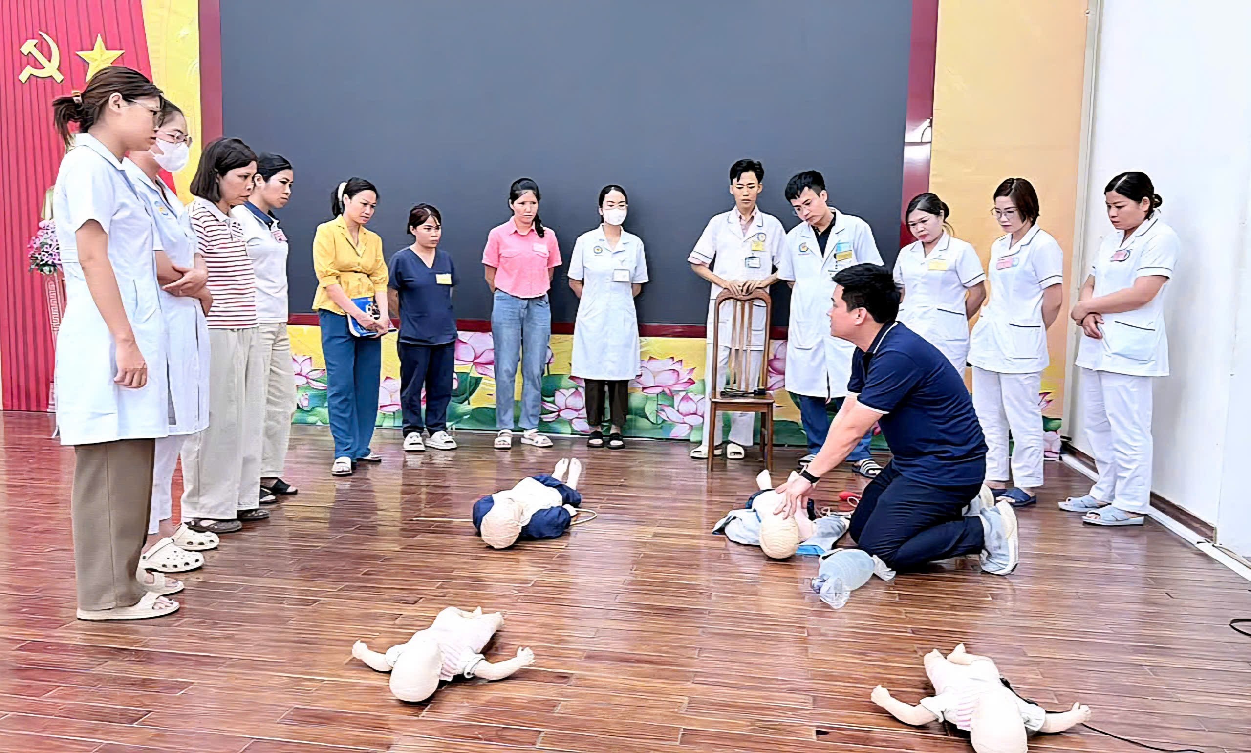  Tập huấn nâng cao năng lực cấp cứu nhi khoa tại Bệnh viện Đa khoa Hòa Bình 
