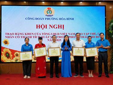  Hai công đoàn viên Công đoàn cơ sở Bệnh viện Đa khoa Hòa Bình vinh dự được Tổng Liên đoàn Lao động Việt Nam tặng Bằng khen
